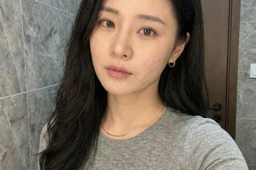 内娱女演员深夜溜进KTV陪酒姿态放低到尘埃