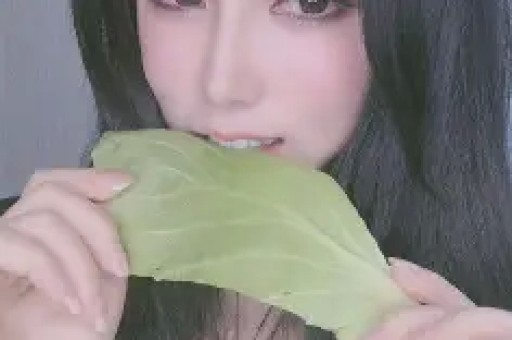 大爷参加浙江景区“上课偷吃大赛”一口没吃全程认真看书听课网友：仿若回到了自己还是孩子的时候如果这是真的就好了